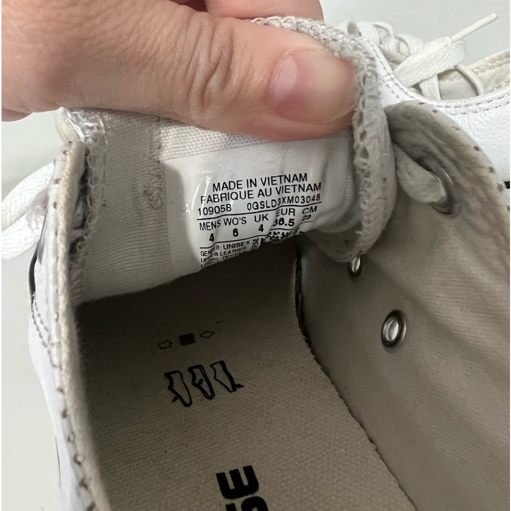 Converse size 4